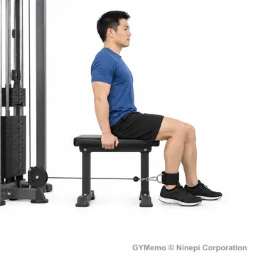 ケーブルレッグエクステンションの開始姿勢